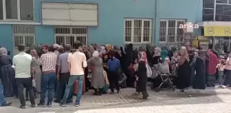 Osmaniye'de Kızılay'ın Kıyafet Yardımı Yaptığı Deponun Önünde Kuyruk Oluştu