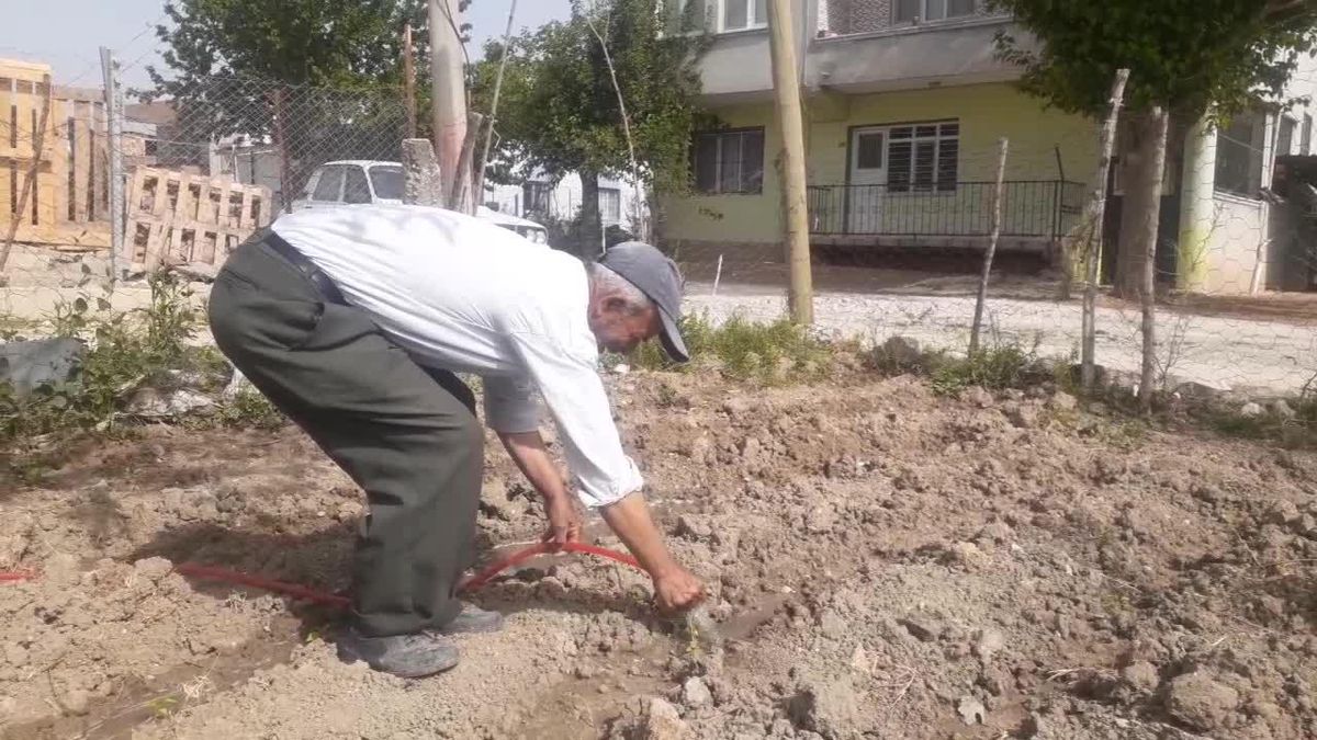 Osmaniyeli Yurttaş: 'Her Şey Bahçeye Bağlı, Bahçeden Yetiştirirsek Yeriz. Yoksa Pahalı, Alıp Yiyecek, Durum Yok'