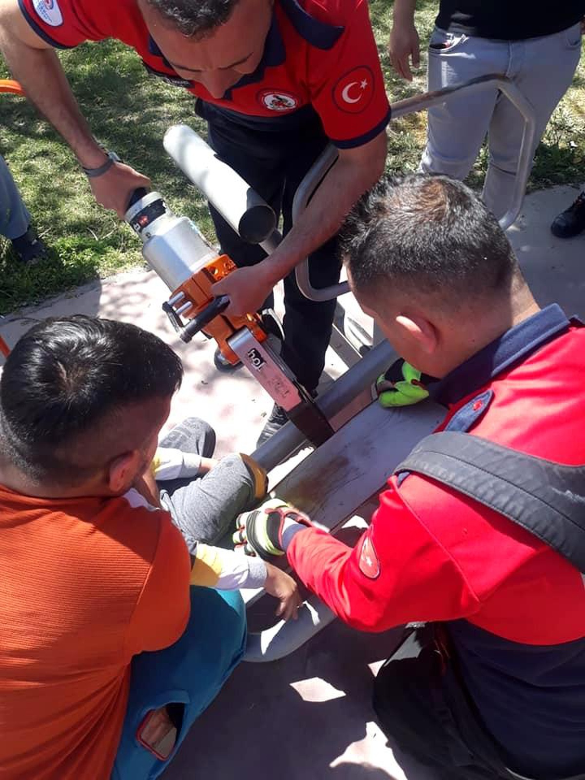 Oyun oynamak isterken ayağını sıkıştırdı