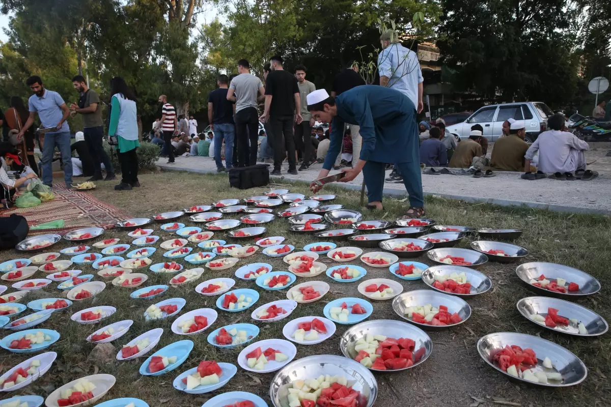 Pakistan\'daki Türk vatandaşlarından ihtiyaç sahiplerine iftar