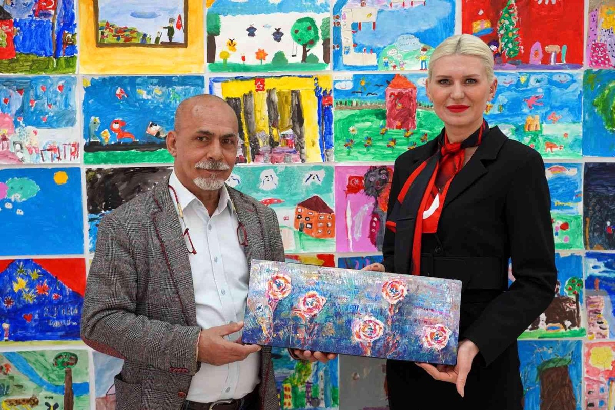 Sanat akademisi resim kursundaki öğrenciler eserlerini sergiledi