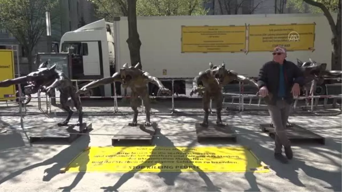 Sanatçı Rainer Opolka, Ukrayna ve Rusya savaşını protesto etti