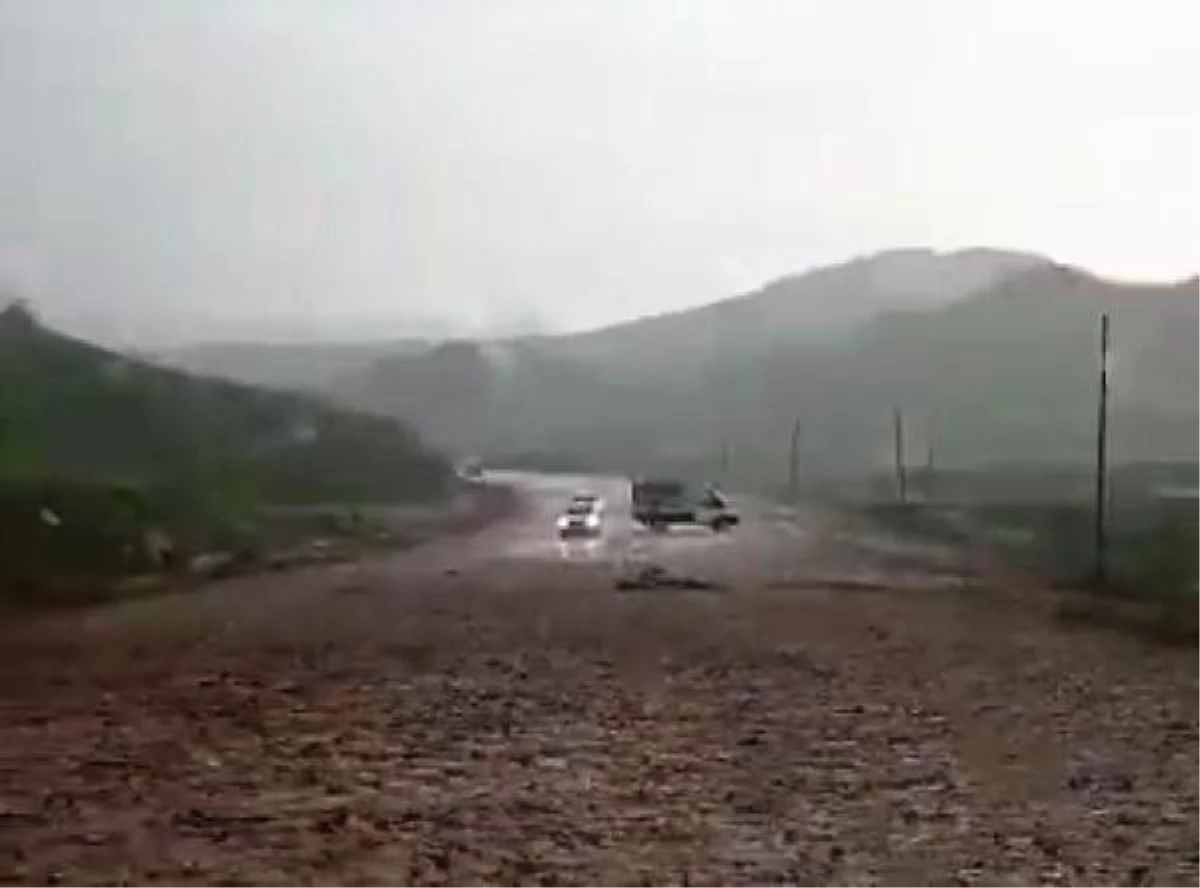 Son dakika haberleri | Siirt\'te şiddetli yağış sele neden oldu; karayolu ulaşıma kapandı