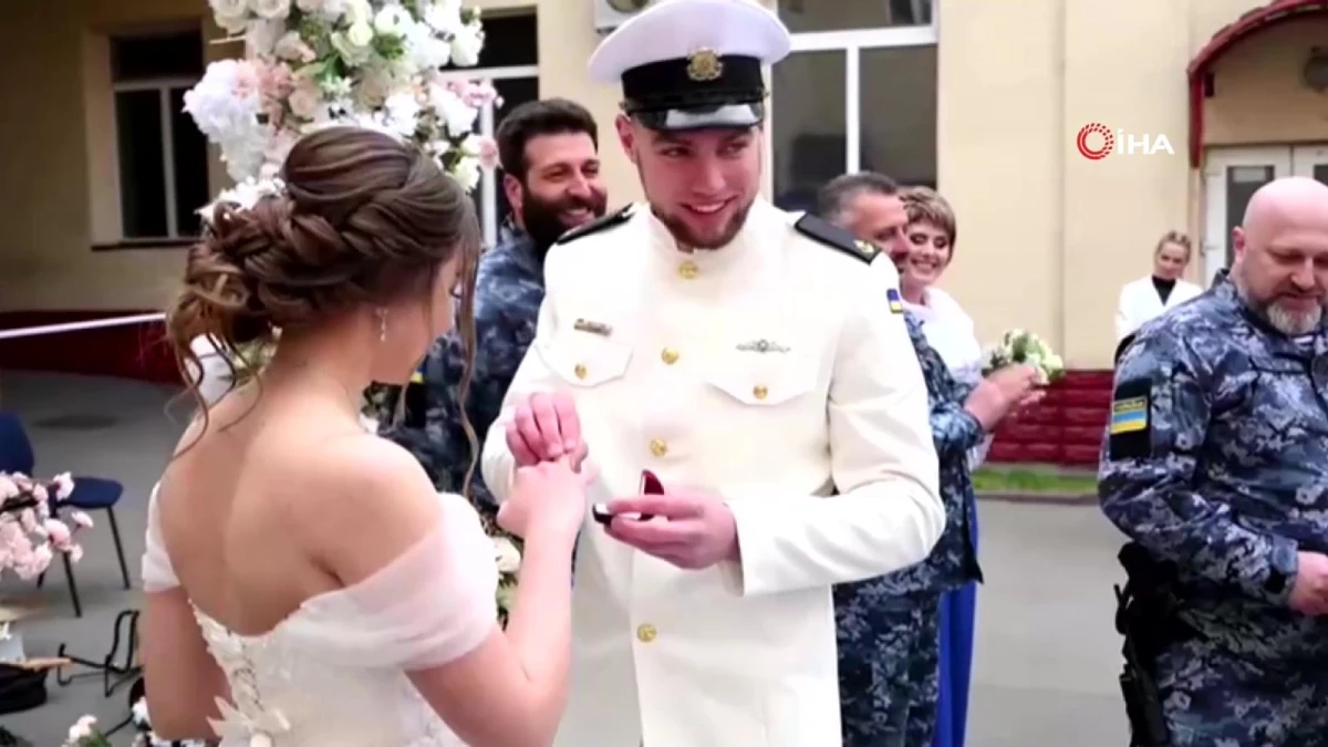 Sıkıyönetim altındaki Odessa\'da komutanlar nikah kıydı