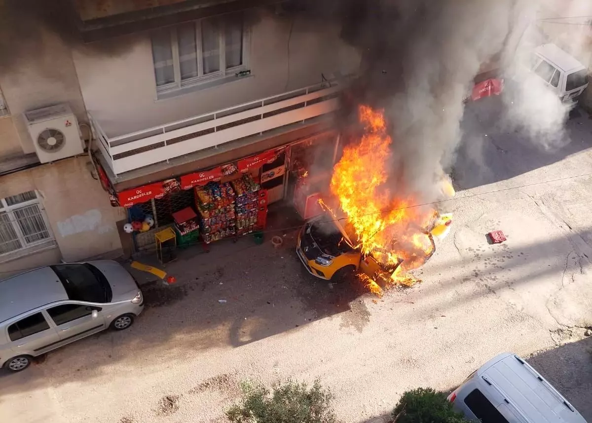 Taksi bir anda alev aldı, bakkal ve iki katlı ev küle döndü