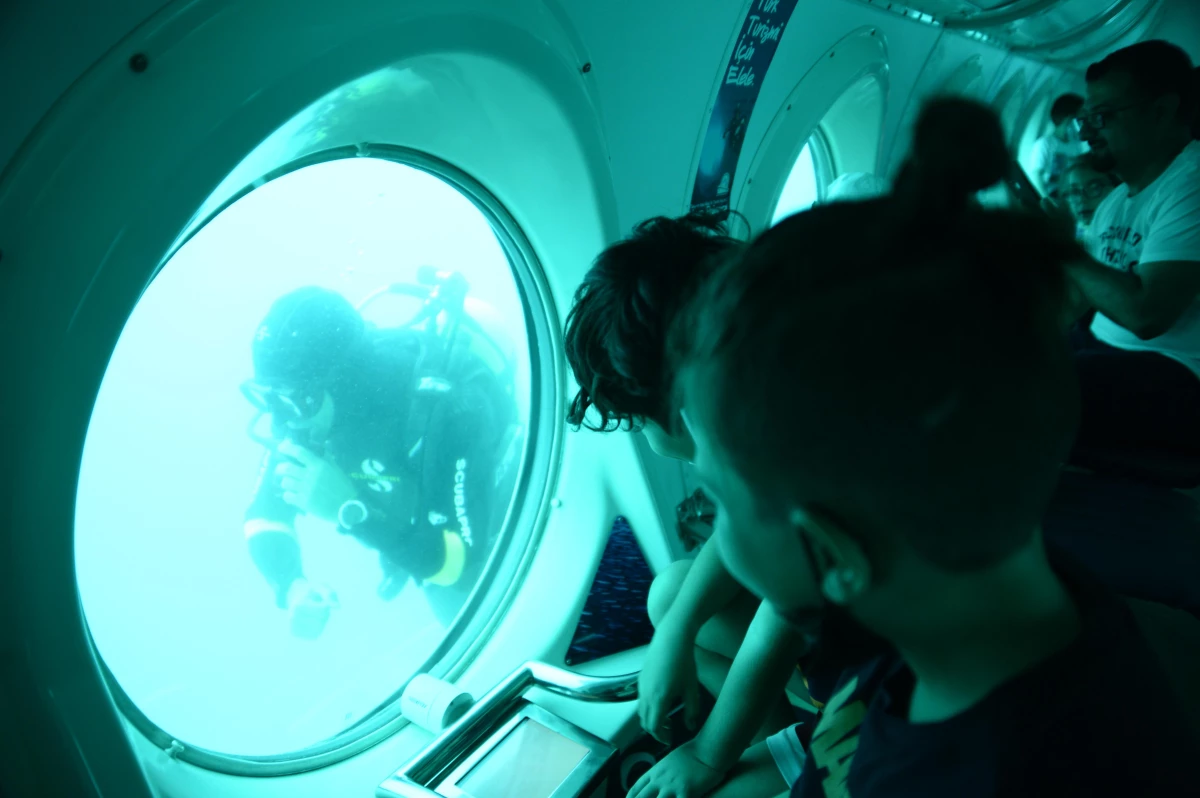 Turistik denizaltı "Nemo Primero" mavi derinliklere indi