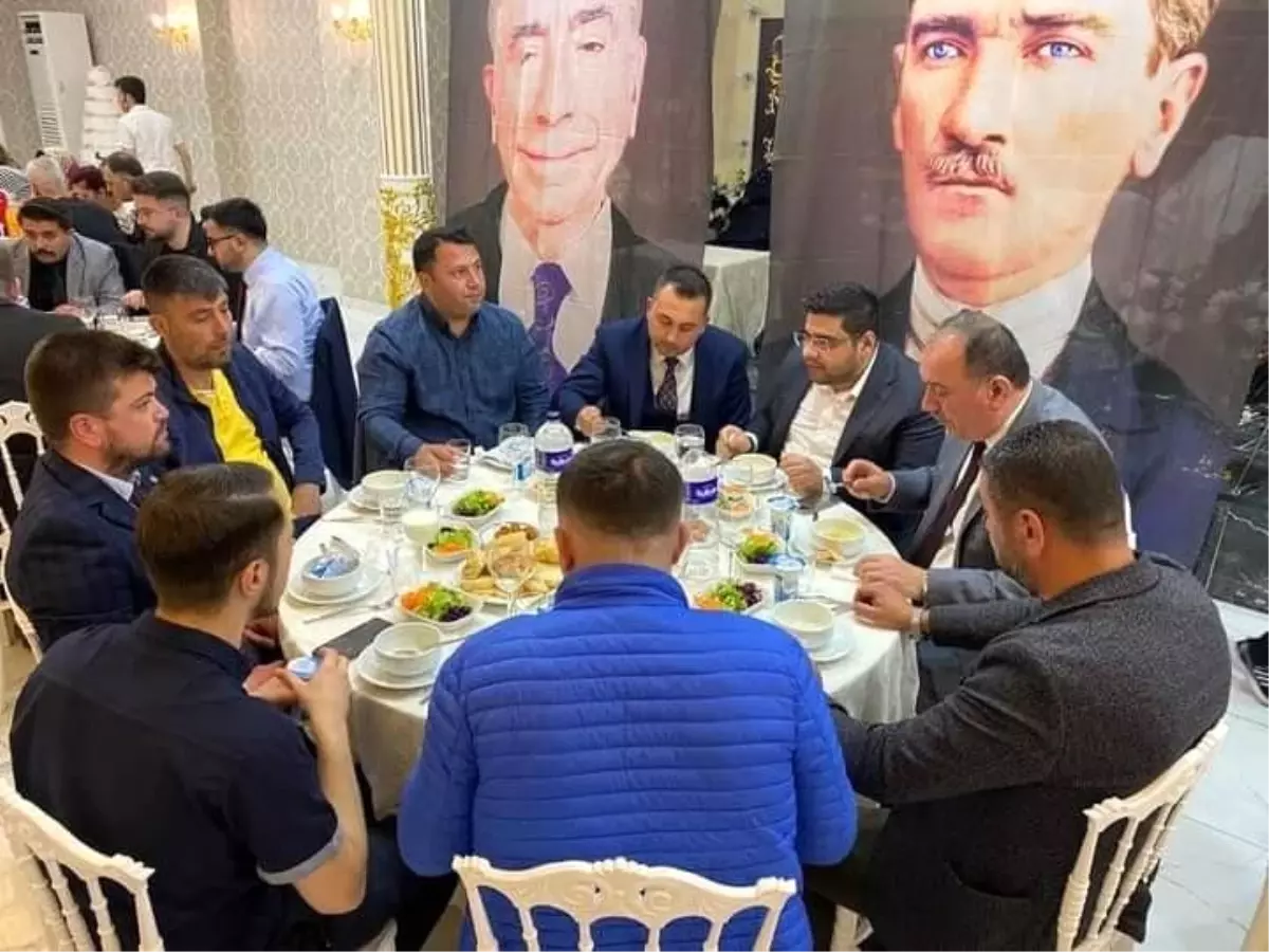 Ülkü Ocakları Bandırma\'da iftar yemeğinde biraraya geldi.