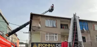 Ümraniye'de 3 katlı binanın çatısında çıkan yangın söndürüldü