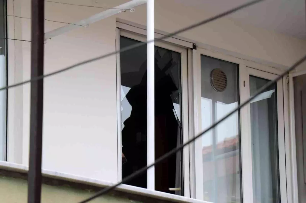 Uyuşturucunun etkisinde olan genç, annesinin haber verdiği polisleri görünce camdan atlayarak kaçmaya çalıştı