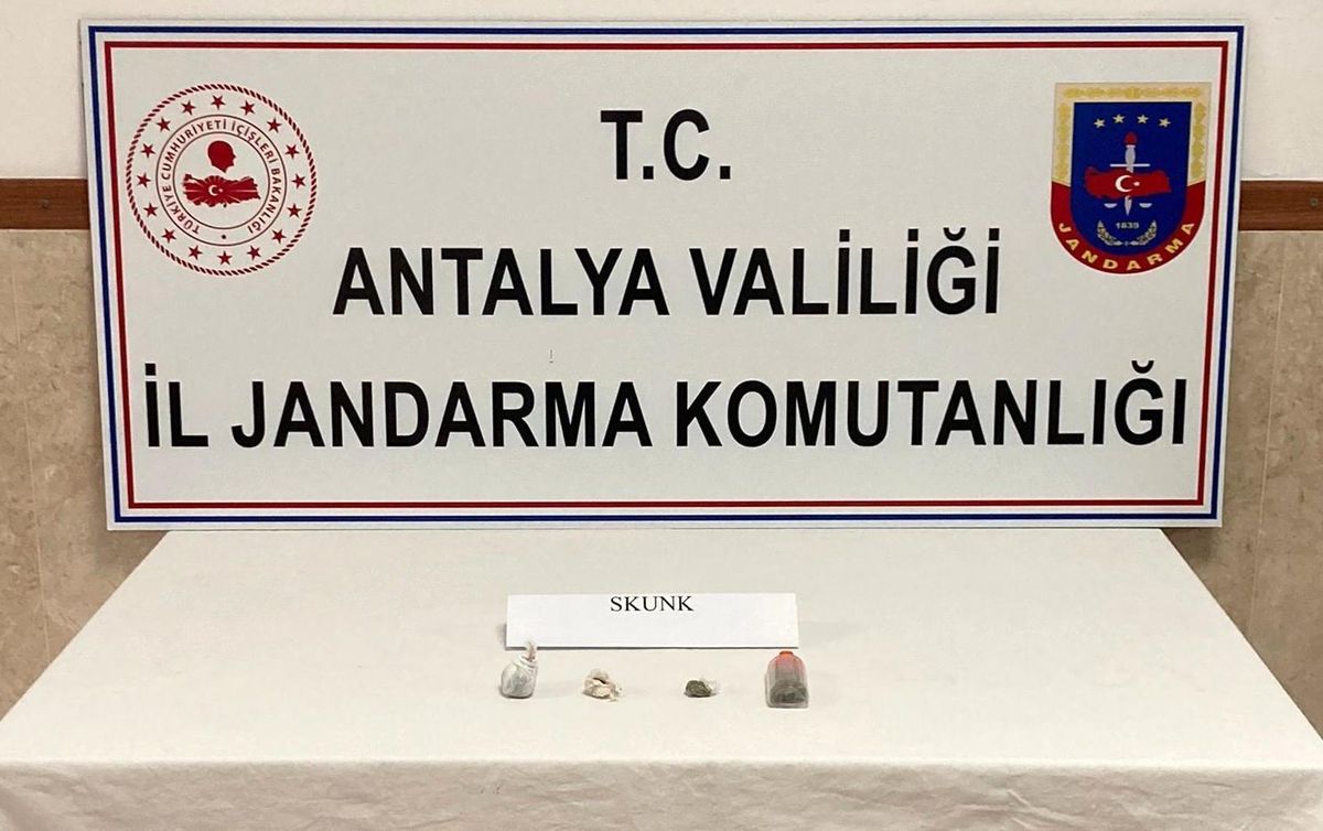 Üzerlerinde uyuşturucu madde bulunduran 4 kişi yakalandı