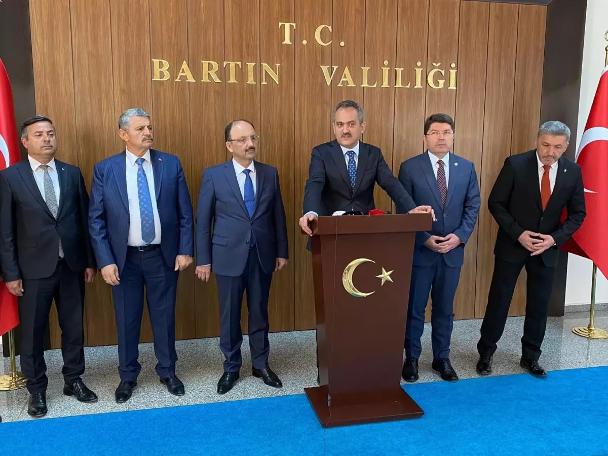 ZONGULDAK - Bakan Özer: "Yarından itibaren 18 milyon öğrencimizin eğitim aldığı tüm okullarda maske kullanımı kaldırıyoruz"