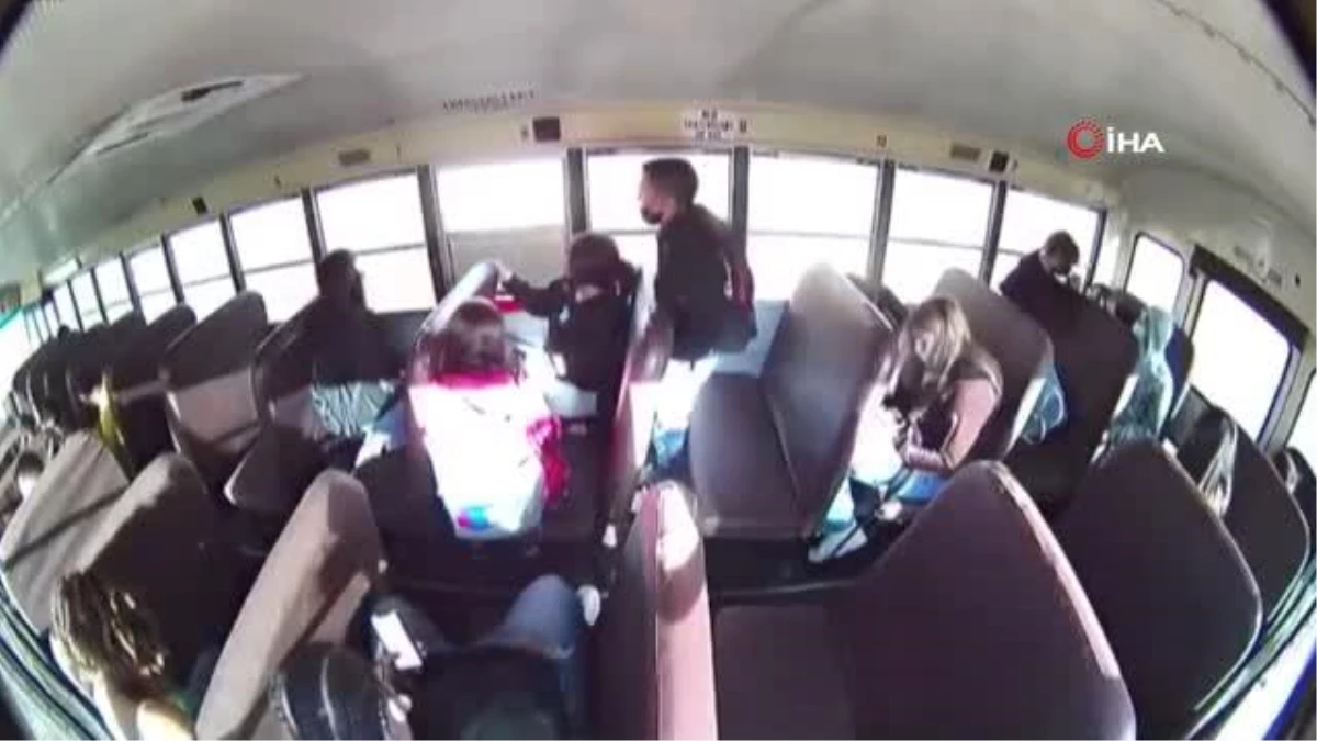 ABD\'de korkunç kazaYarış yapan araç okul otobüsüne çarptı