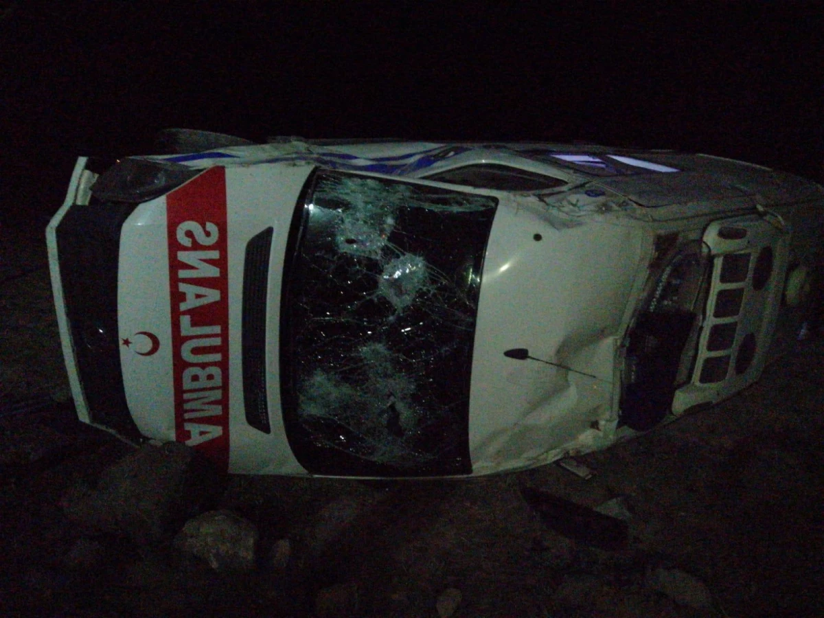 Aksaray\'da devrilen ambulanstaki 4 kişi yaralandı