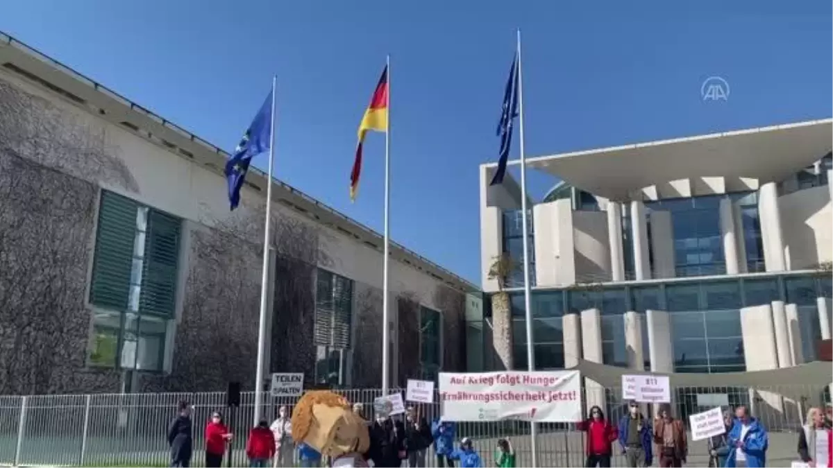 Almanya\'da hükümetin gıda güvenliği politikası protesto edildi