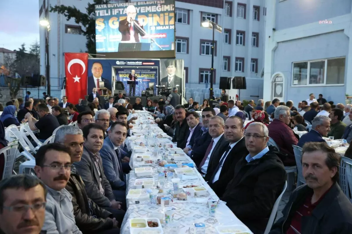 Antalya Büyükşehir Belediye Başkanı Muhittin Böcek Korkuteli\'de Vatandaşla Buluştu