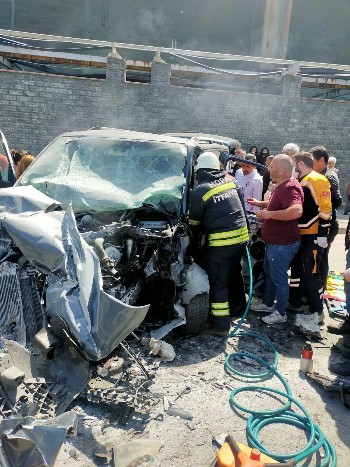 Artvin\'de iki otomobilin çarpışması sonucu sürücüler yaralandı