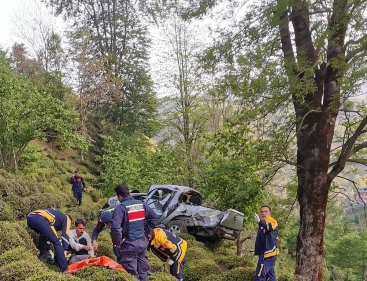 Artvin\'de kamyonetin çay bahçesine yuvarlandığı kazada bir kişi öldü, 3 kişi yaralandı