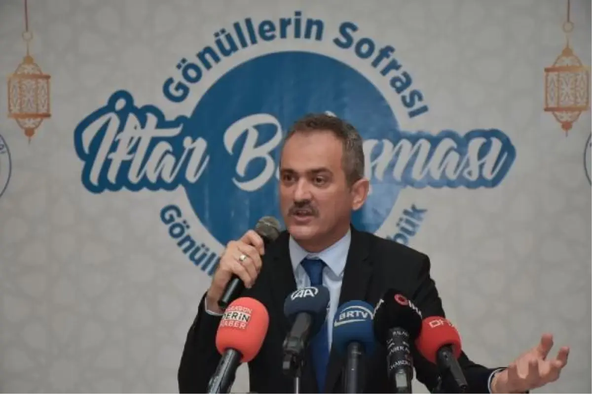 BAKAN ÖZER ÖĞRENCİLERİMİZ VE ÖĞRETMENLERİMİZ İLK KEZ BUGÜN MASKESİZ BİR GÜN GEÇİRDİ