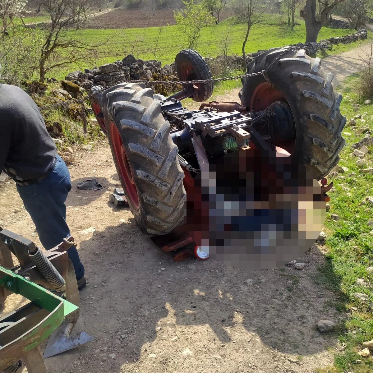 Bursa\'da traktör devrildi: 1 ölü, 1 yaralı