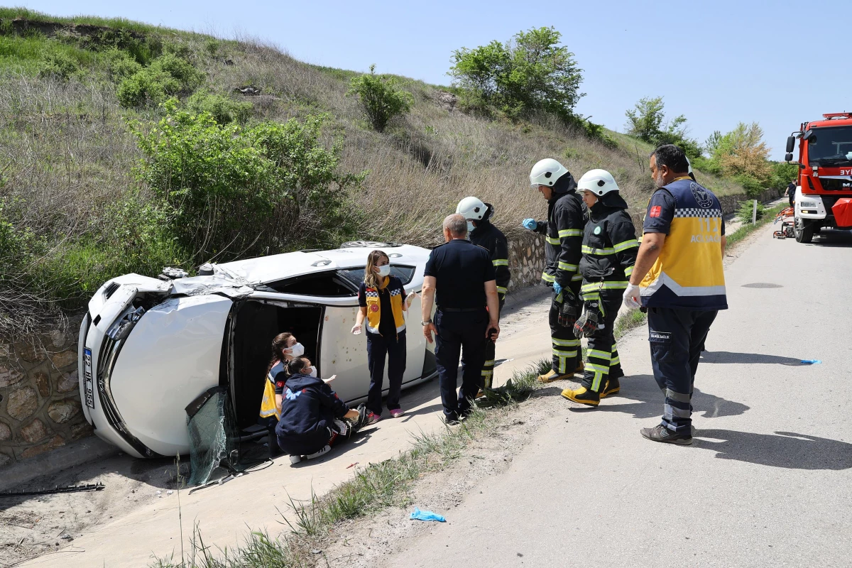 Edirne\'de yol kenarındaki su tahliye kanalına devrilen otomobilin sürücüsü öldü