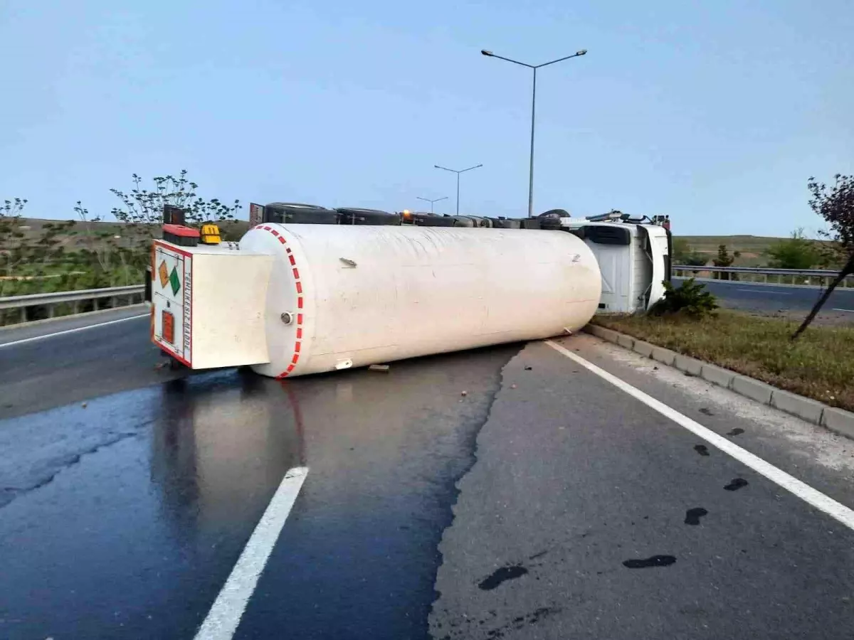 Elazığ\'da oksijen yüklü tanker yan yattı: 1 yaralı