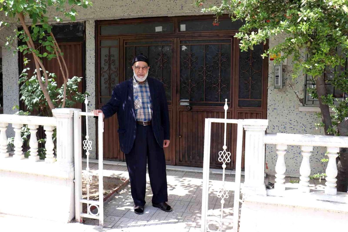 Gündüz vakti apartmanın kapısını çaldılar