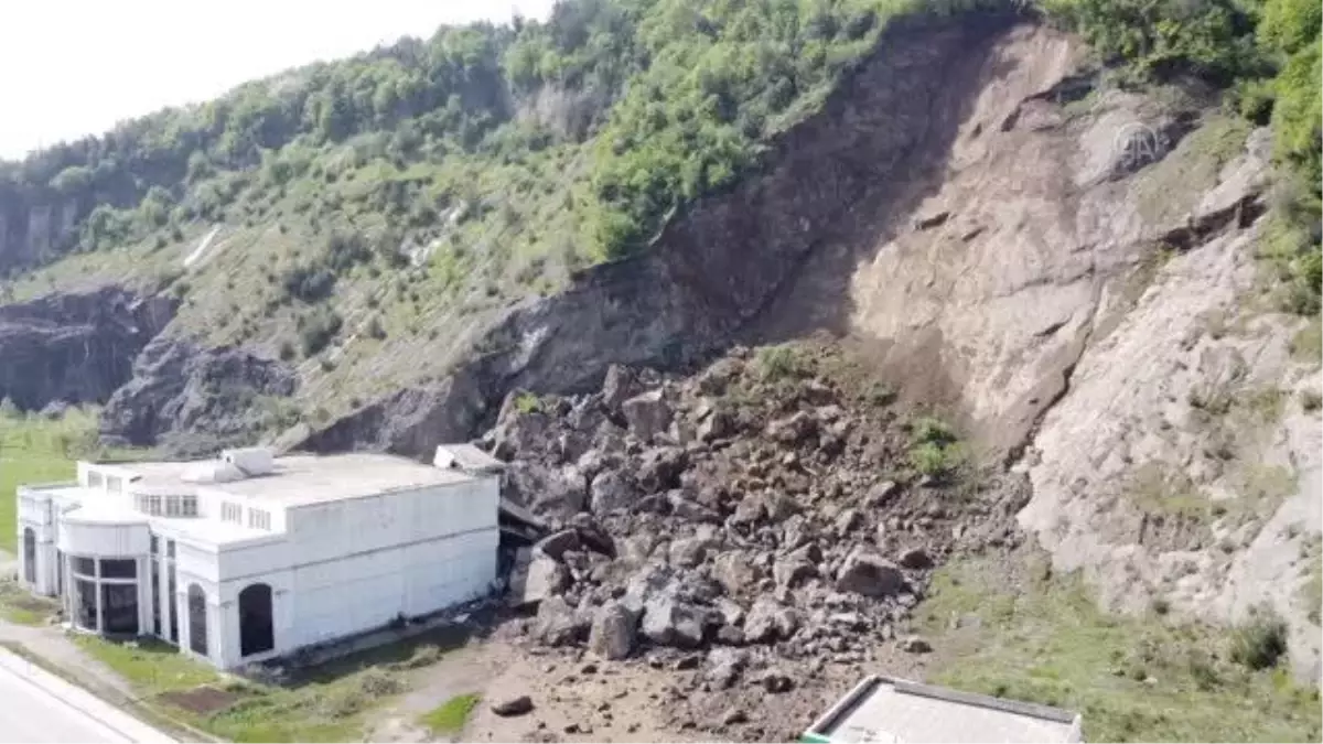 Heyelan nedeniyle iki katlı bina zarar gördü