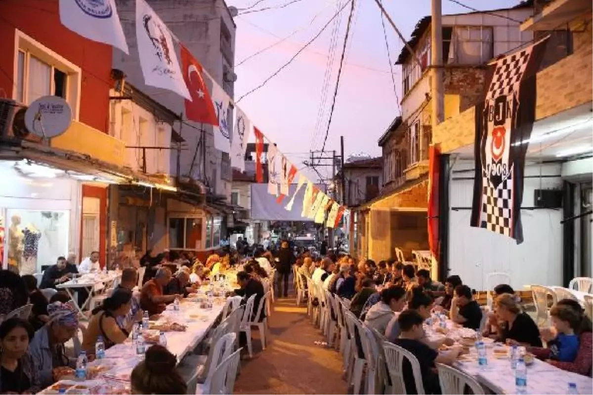 İzmir Beşiktaşlılar Derneği\'nden 1000 kişilik iftar