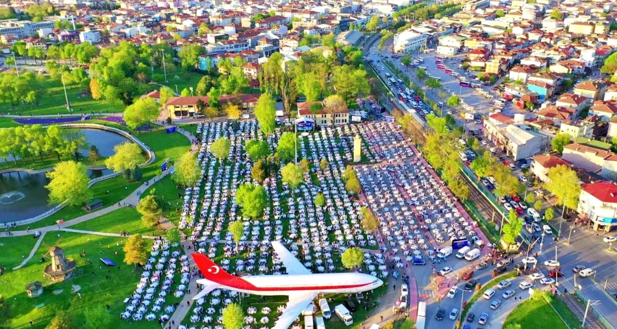 Kadir Gecesi\'nde 5 bin masa kuruldu, 20 bin kişi iftar yaptı