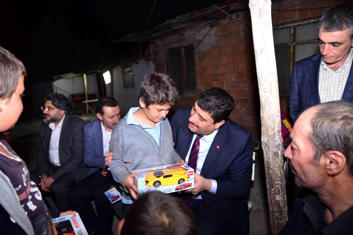 Kahramankazan Belediye Başkanı Oğuz\'dan miniklere hediye