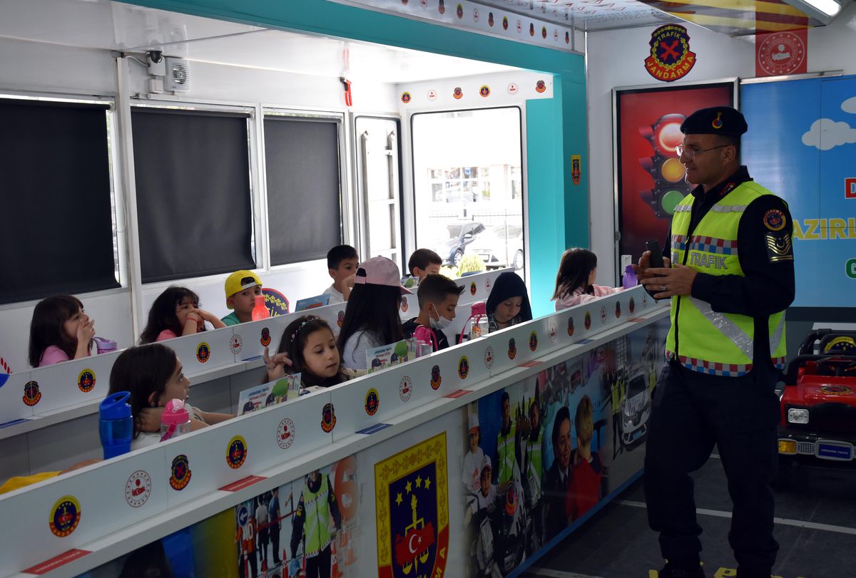 Kırıkkale\'de öğrenciler trafik kurallarını pedallı arabalarla deneyimleyip öğrendi