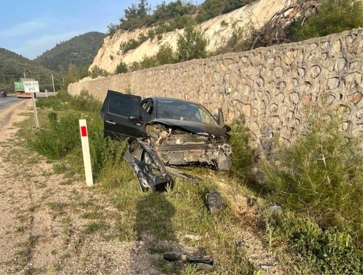 Kontrolden çıkan otomobil istinat duvarına çarparak durabildi