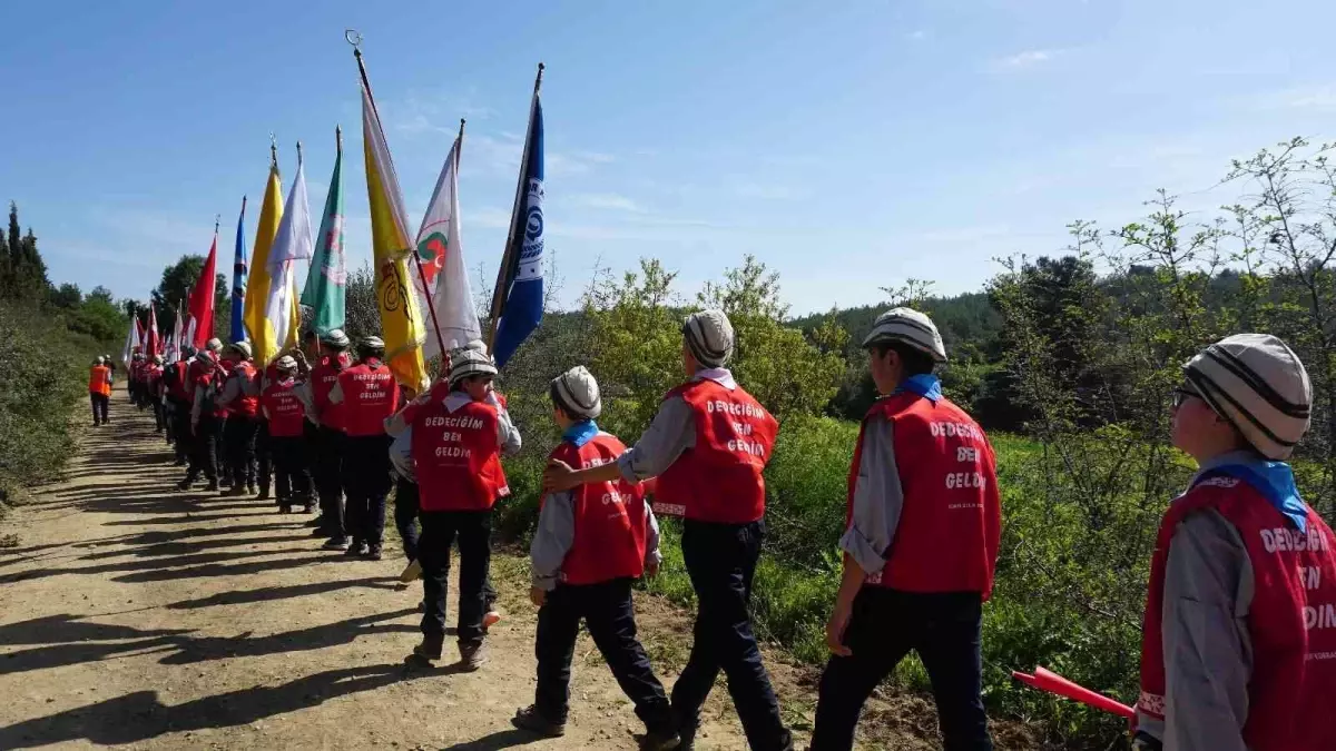 Kuveyt Türk "57. Alay Vefa Yürüyüşü"ne katılan izcilerin yanında