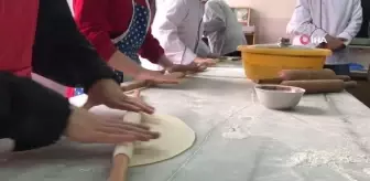 Liseli öğrenciler okullarının mutfağında ihtiyaç sahiplerine yemek yapıyor