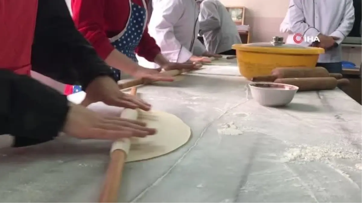 Liseli öğrenciler okullarının mutfağında ihtiyaç sahiplerine yemek yapıyor