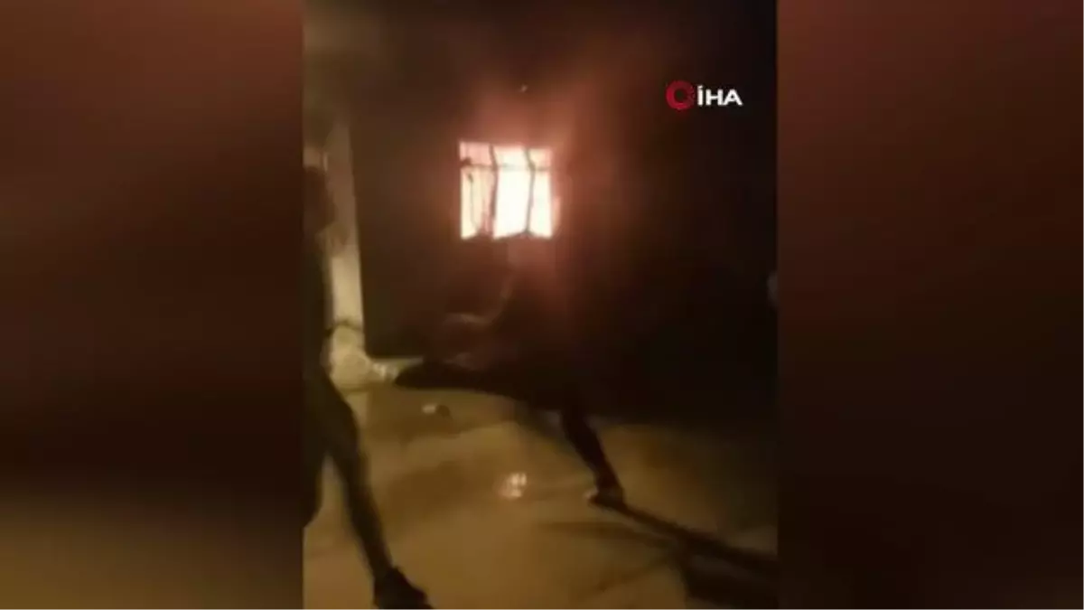 Mahalleli, alevlere teslim olan evi kovalarla su taşıyarak böyle söndürmeye çalıştı