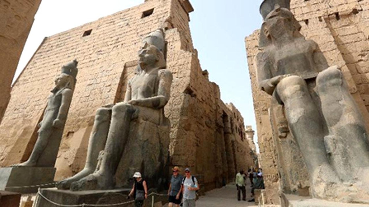 Mısır\'daki Luksor Tapınağı\'na Turistlerin İlgisi Büyük