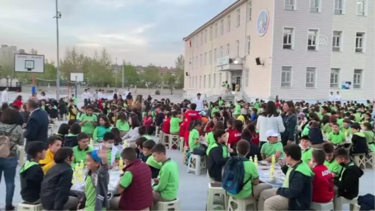 Okulda iftar yapan öğrenciler "meddahla" eğlendi