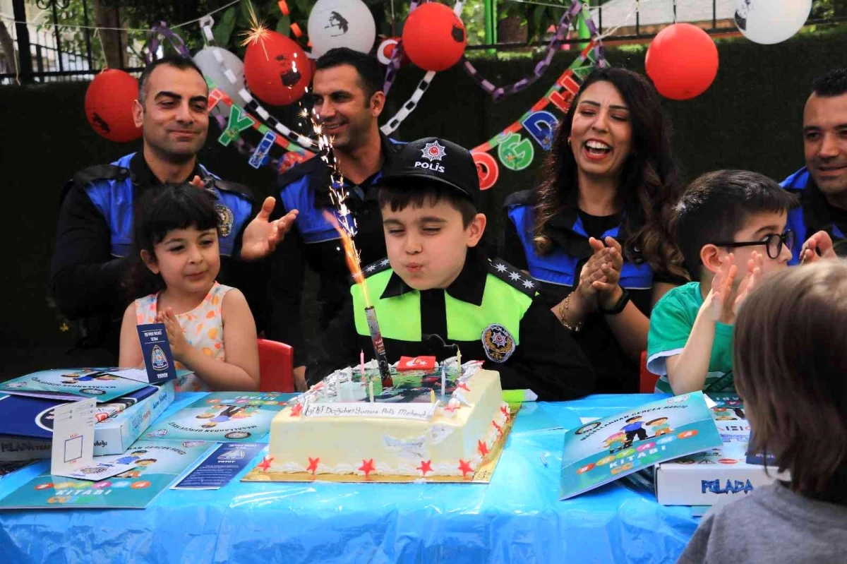 Son dakika haber... Polisten 6 yaşındaki Mehmet\'e doğum günü sürprizi