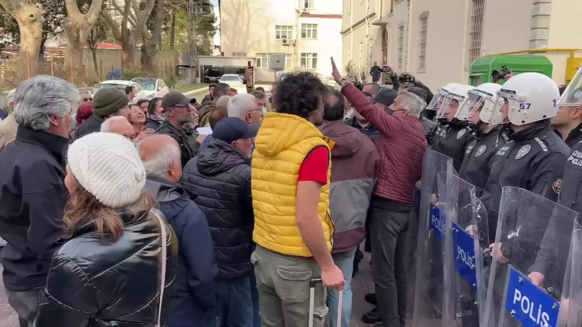 Sinop\'ta Gezi Davası İçin Basın Açıklaması Yapmak İsteyen Gruba Polis Engeli