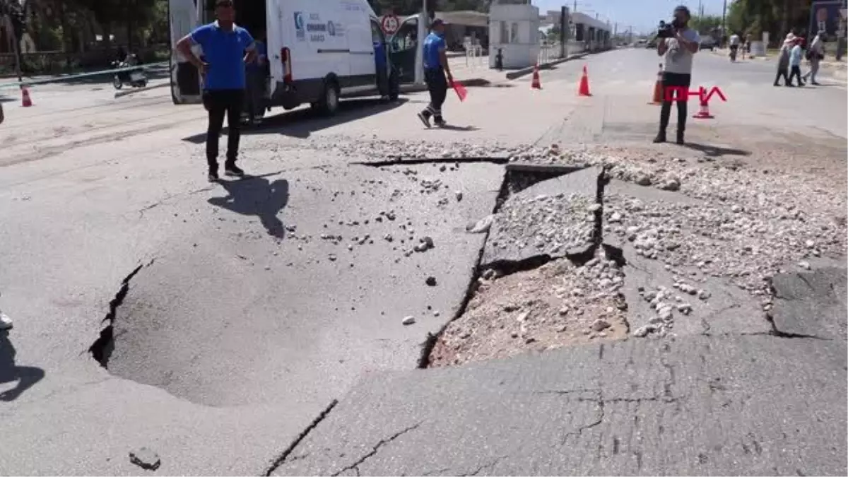 SU BORUSU PATLAYINCA YOL ÇÖKTÜ