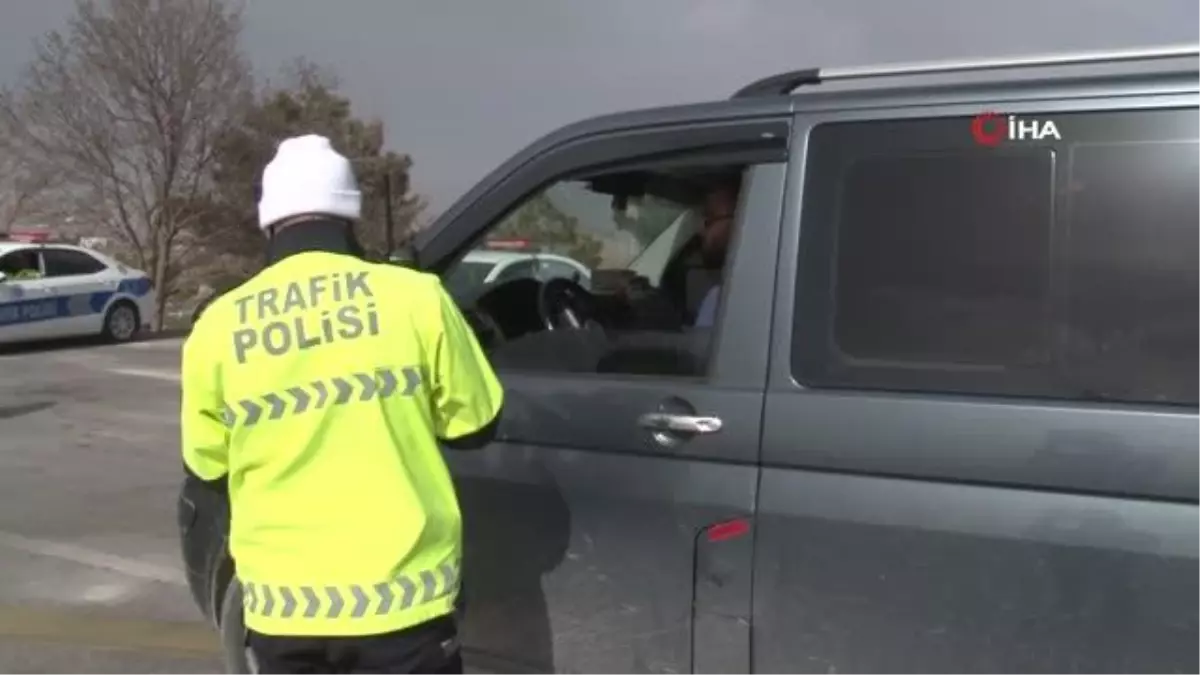 Sürücüleri tünele sokup film izlettiler