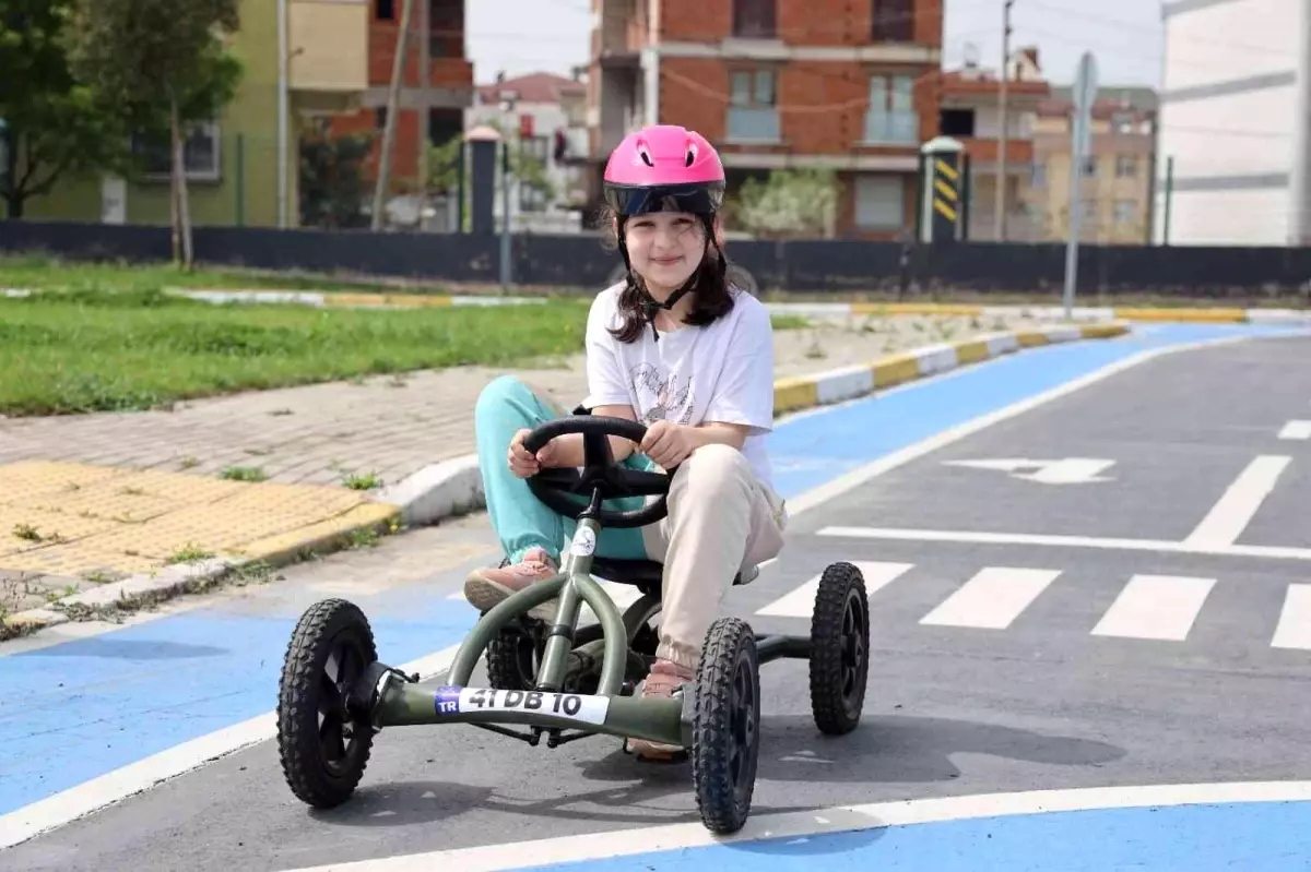 Trafik eğitimi parkında çocuklar direksiyon başına geçti