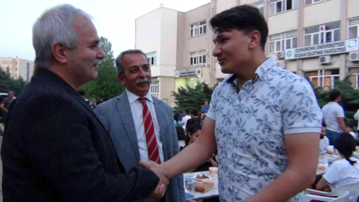 Üniversite öğrencileri yüksekokul bahçesine iftar sofrası kurdu