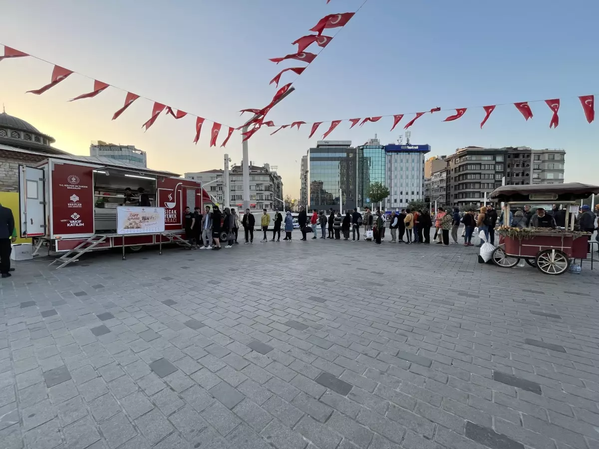 Vakıflar Genel Müdürlüğü mobil aşevi Beyoğlu\'nda sıcak iftar yemeği dağıttı