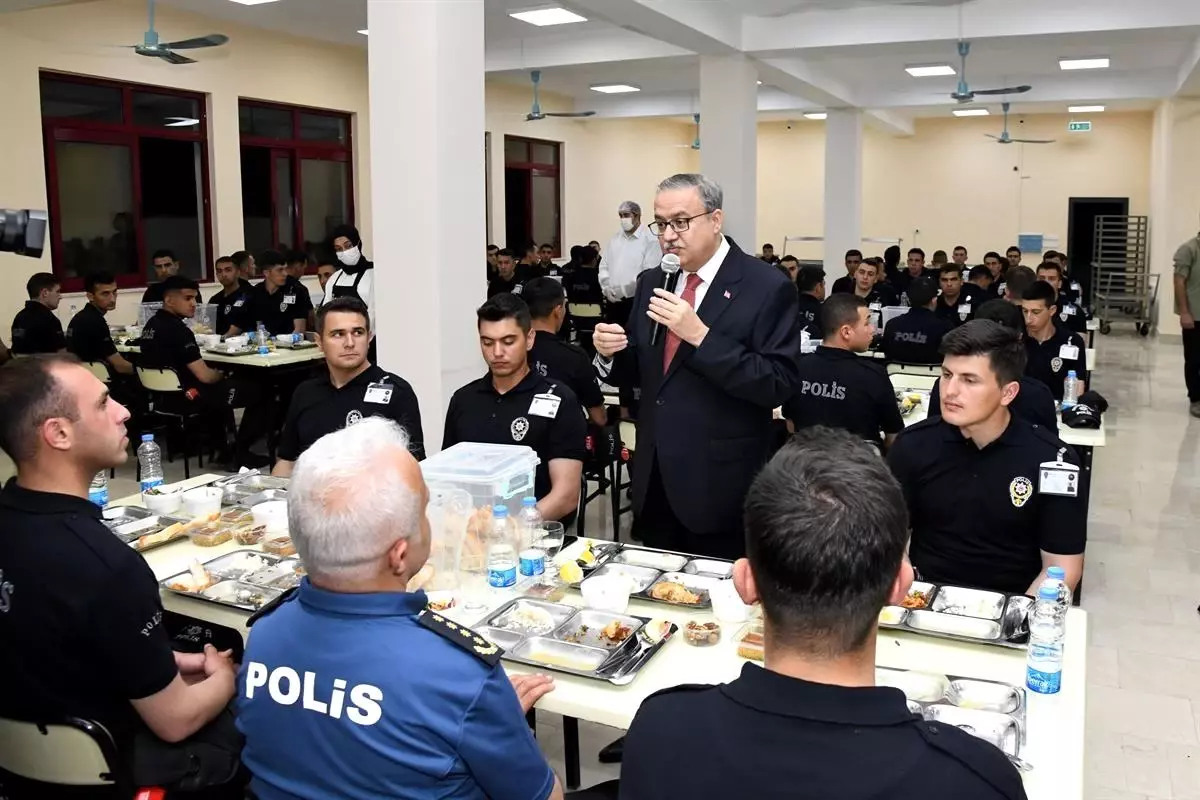 Vali Su, polis okulu öğrencileriyle bir araya geldi