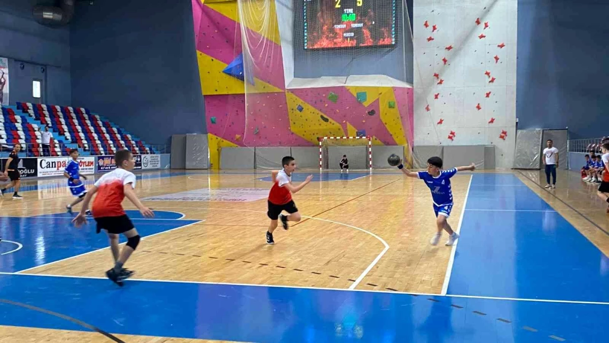Yıldızlar Hentbol Türkiye Şampiyonası Zonguldak\'ın ev sahipliğinde sürüyor