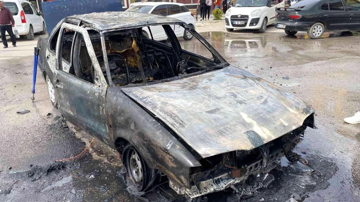 Yozgat\'ta park halindeki otomobil yandı