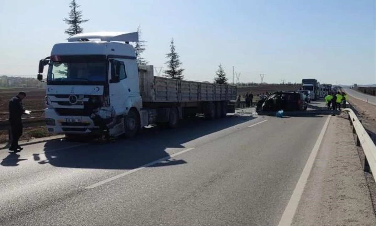 Son dakika: Afyonkarahisar\'da yol kenarındaki iki araca çarpan kamyonun sürücüsü öldü