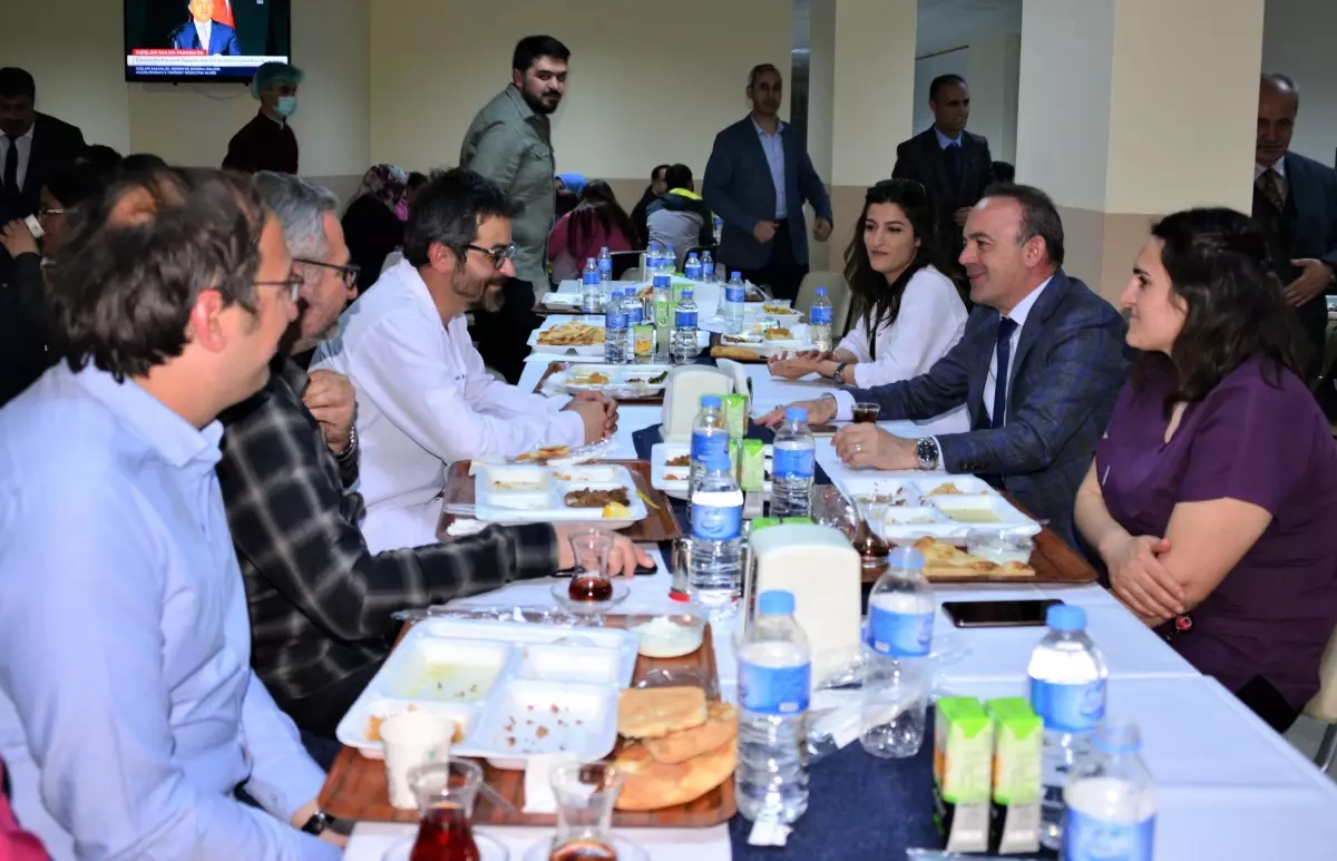 Ardahan Valisi Hüseyin Öner, sağlık çalışanlarıyla iftarda bir araya geldi